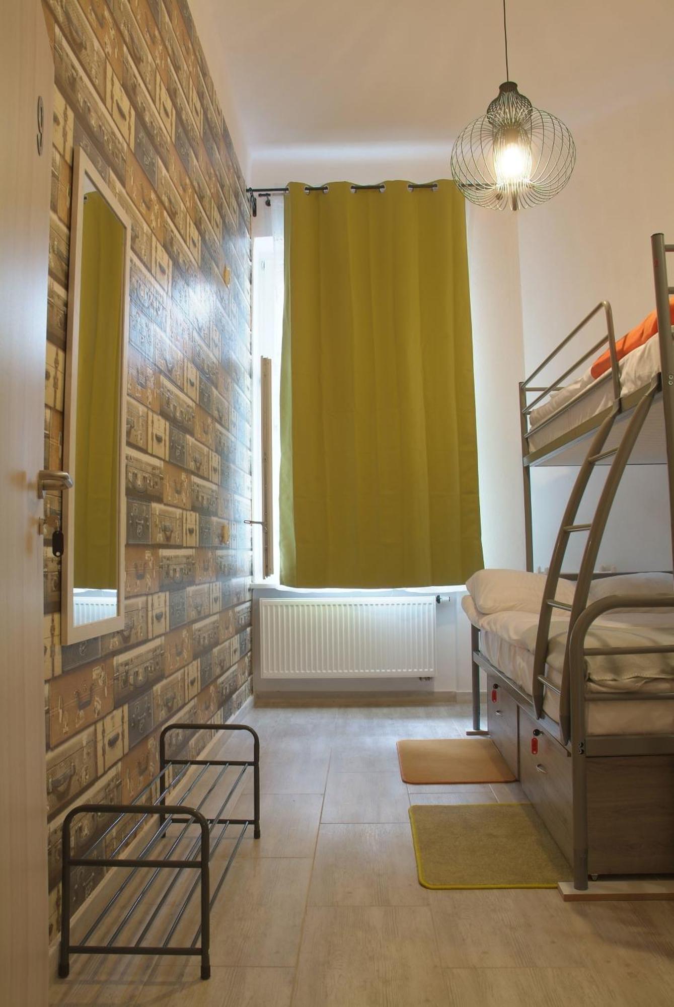 Hostal Lwowska 11 *